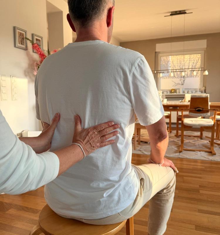 Feldenkrais Übung im Sitzen – Bewegungsarbeit